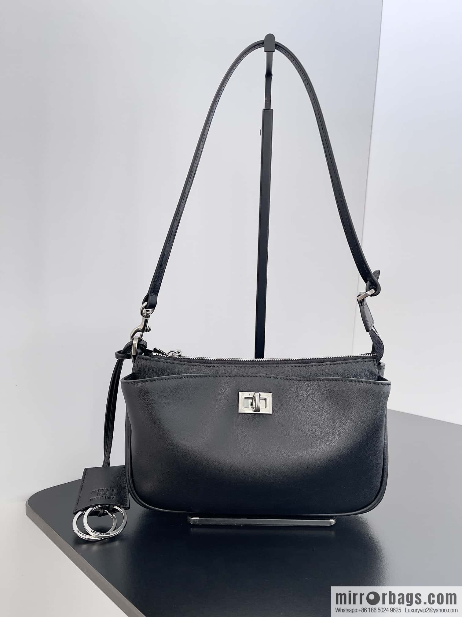 ๐๐๐ฅ๐๐ง๐๐ข๐๐ ๐๐จ๐๐๐จ ๐ค๐ค Rodeo Shoulder Bag ๐งถ Rodeo Black Smooth Cow Leather Shoulder Bag