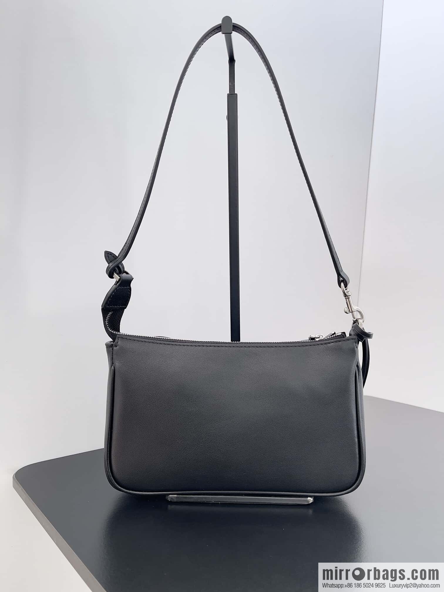 ๐๐๐ฅ๐๐ง๐๐ข๐๐ ๐๐จ๐๐๐จ ๐ค๐ค Rodeo Shoulder Bag ๐งถ Rodeo Black Smooth Cow Leather Shoulder Bag