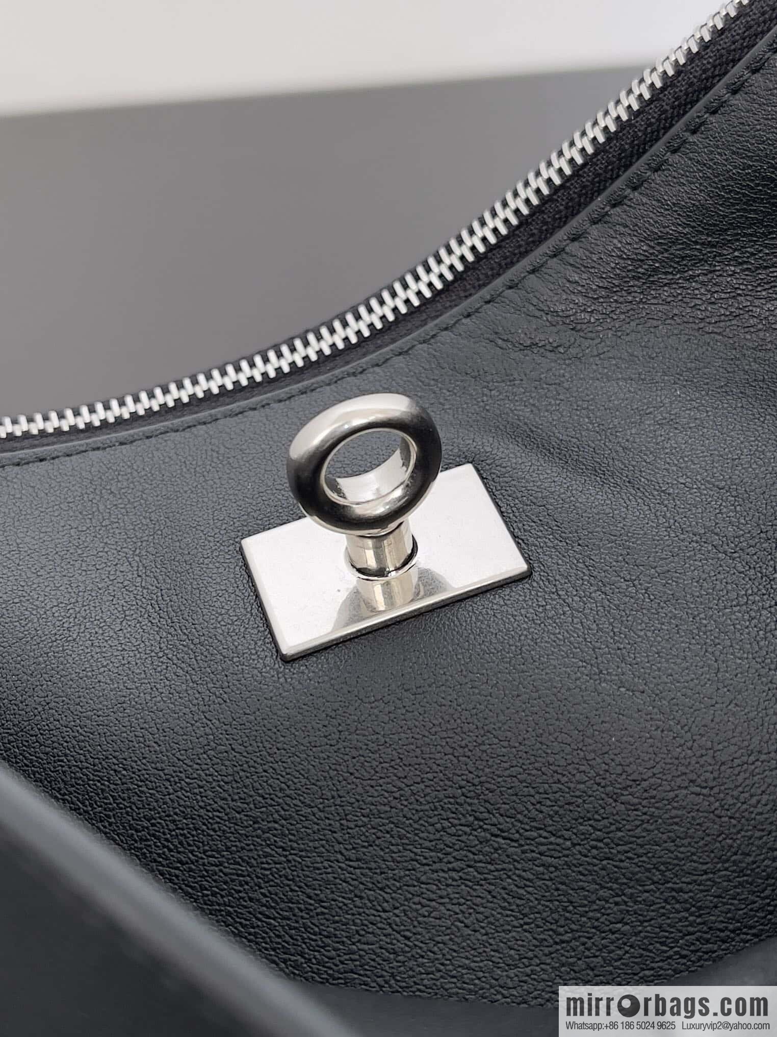 ๐๐๐ฅ๐๐ง๐๐ข๐๐ ๐๐จ๐๐๐จ ๐ค๐ค Rodeo Shoulder Bag ๐งถ Rodeo Black Smooth Cow Leather Shoulder Bag