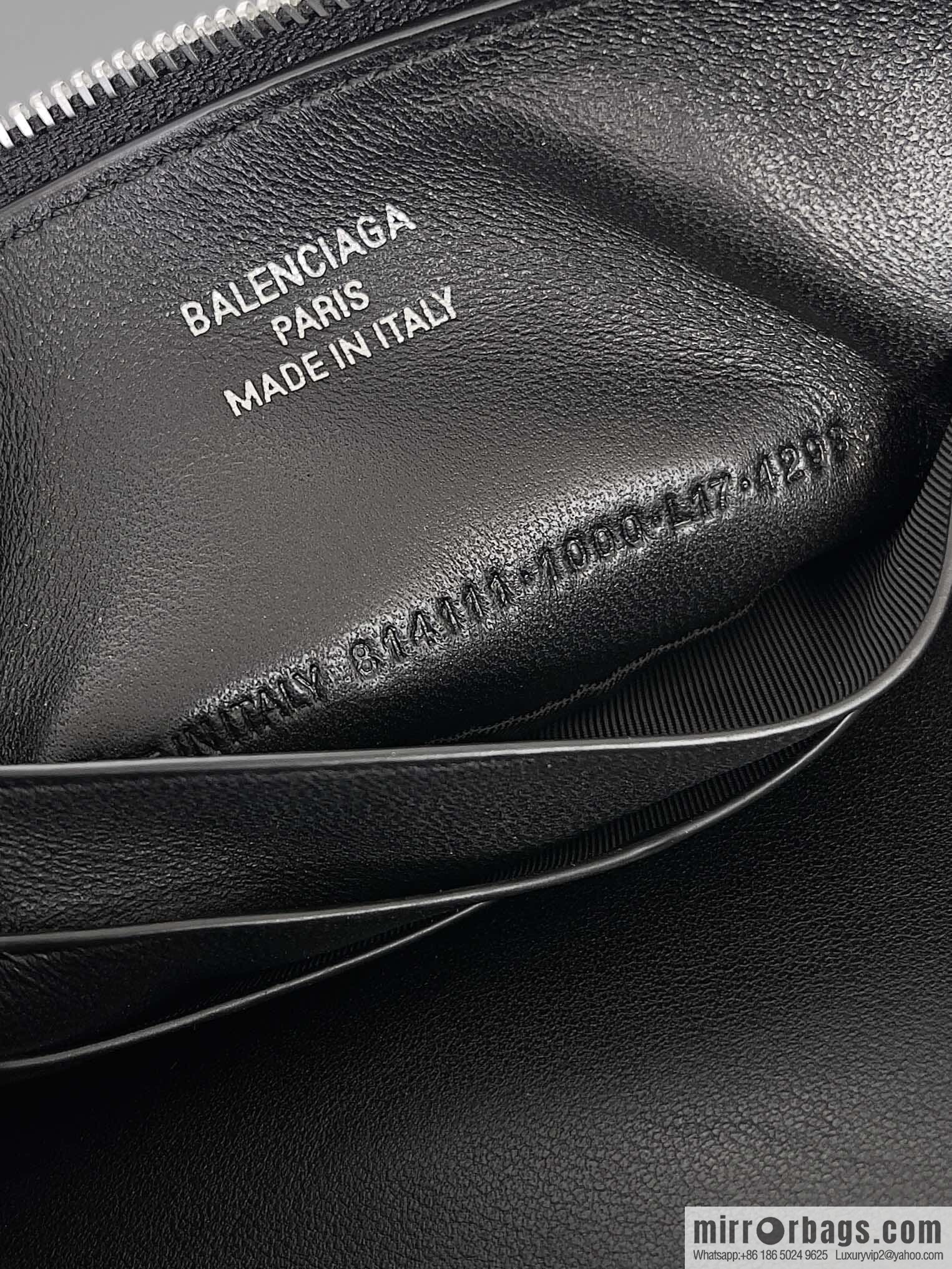 ๐๐๐ฅ๐๐ง๐๐ข๐๐ ๐๐จ๐๐๐จ ๐ค๐ค Rodeo Shoulder Bag ๐งถ Rodeo Black Smooth Cow Leather Shoulder Bag