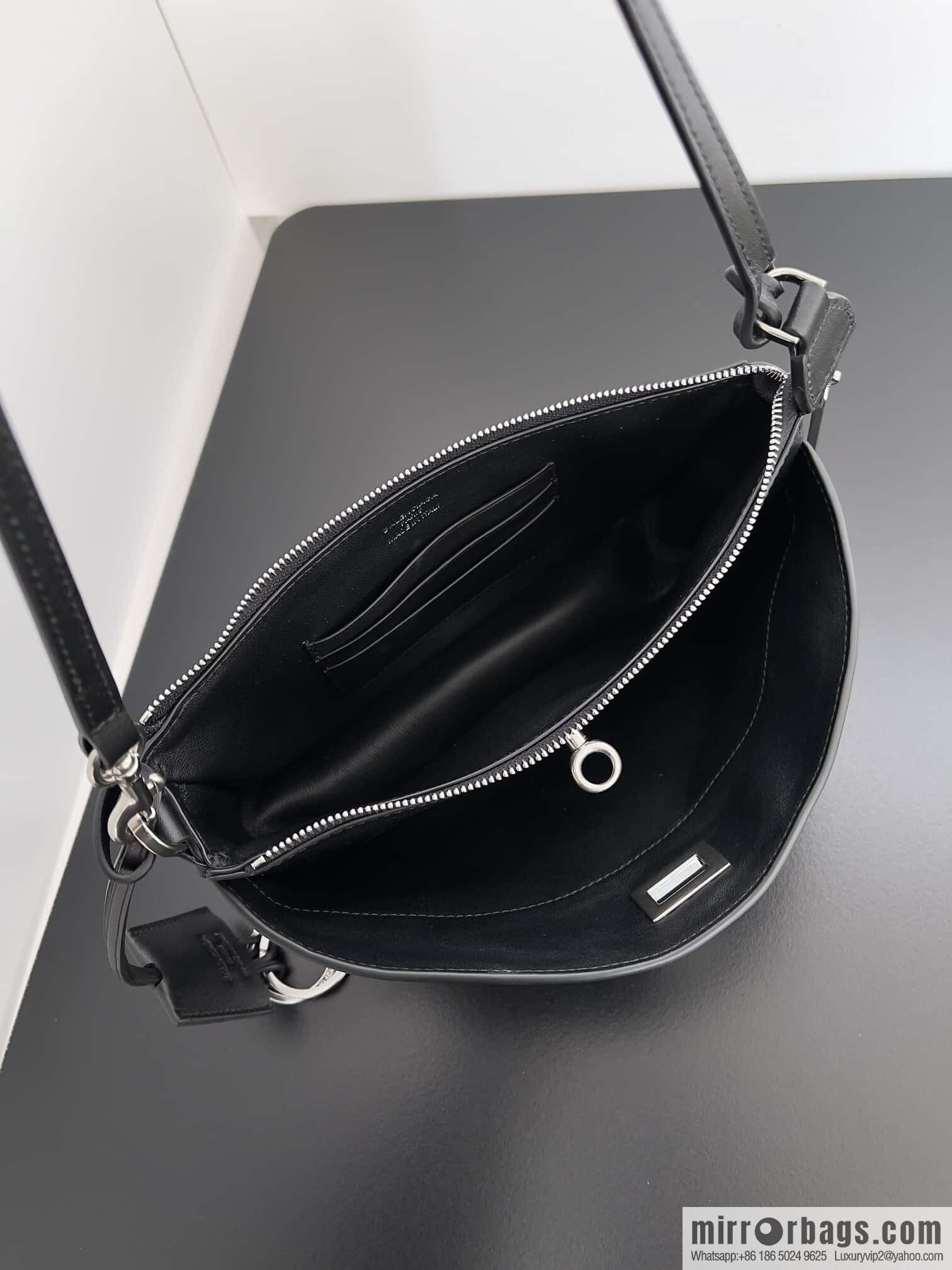 ๐๐๐ฅ๐๐ง๐๐ข๐๐ ๐๐จ๐๐๐จ ๐ค๐ค Rodeo Shoulder Bag ๐งถ Rodeo Black Smooth Cow Leather Shoulder Bag