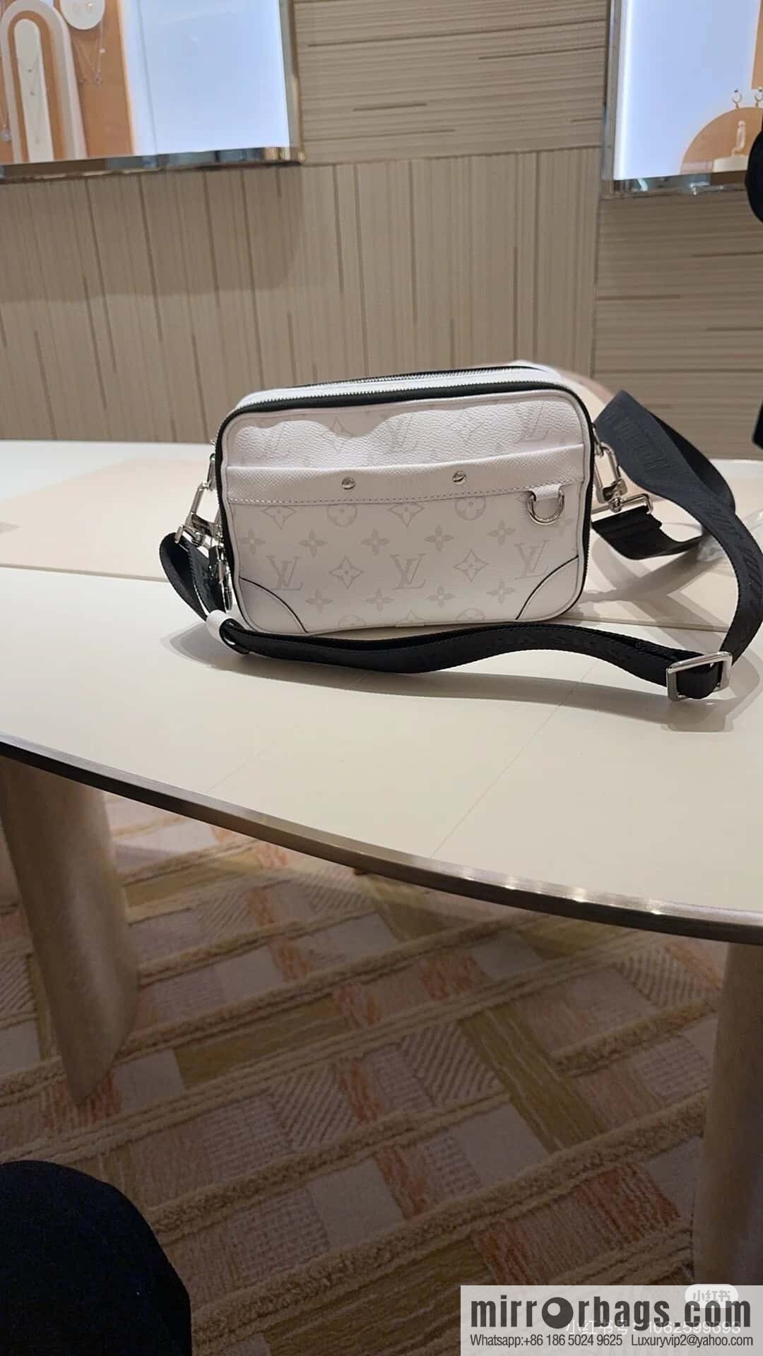 [Boutique‑grade] M31069 white flower, men's bag messenger bag ALPHA messenger bag