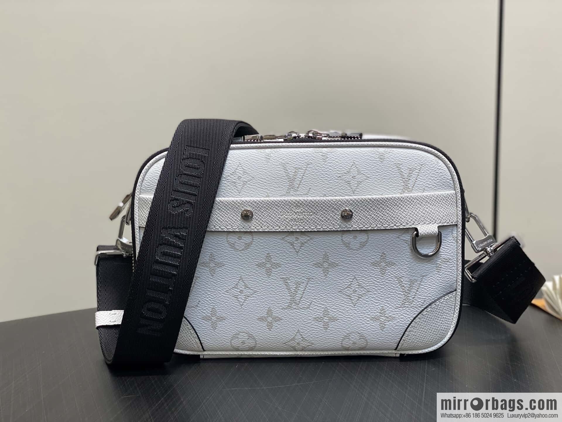 [Boutique‑grade] M31069 white flower, men's bag messenger bag ALPHA messenger bag