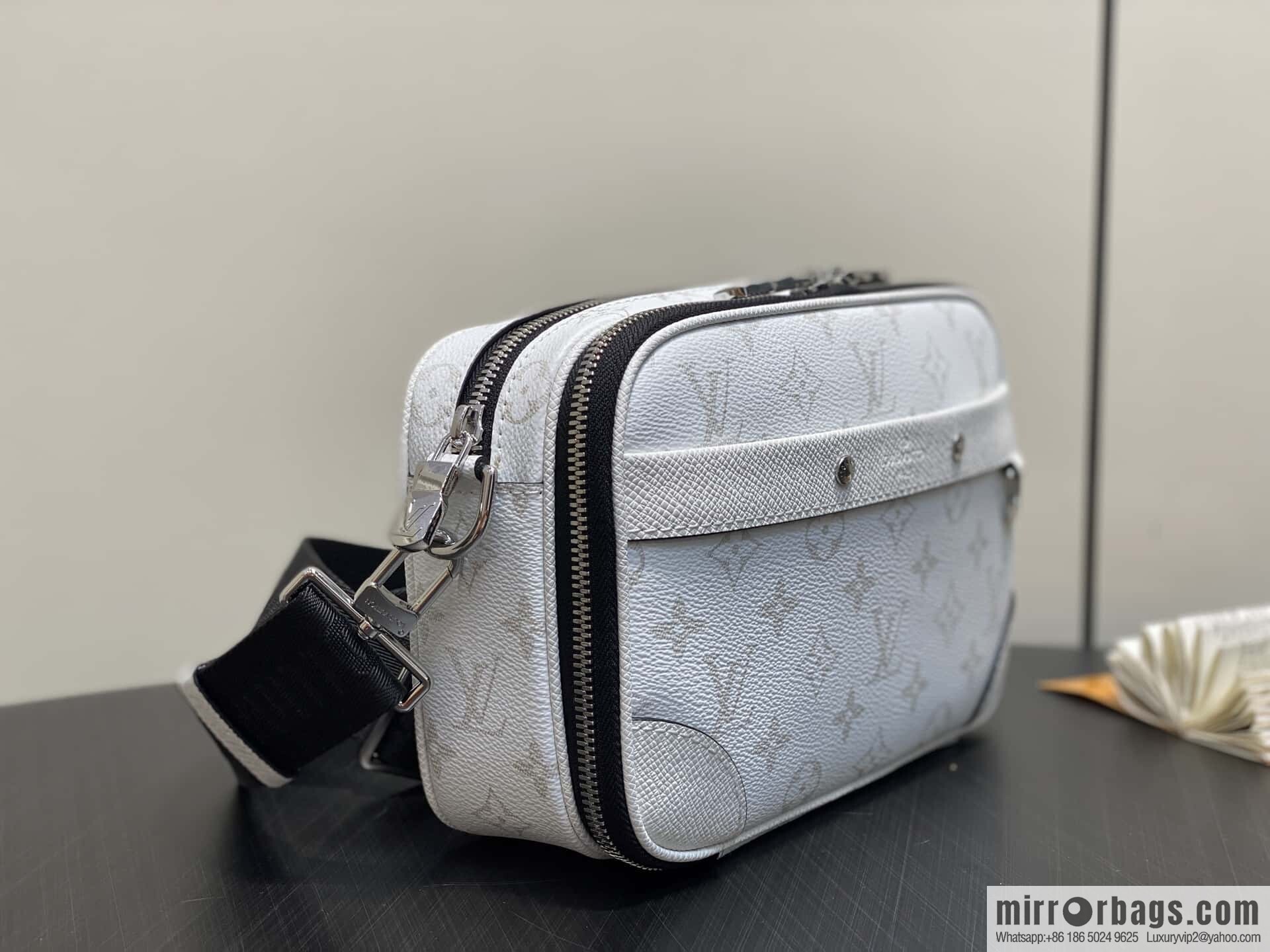 [Boutique‑grade] M31069 white flower, men's bag messenger bag ALPHA messenger bag