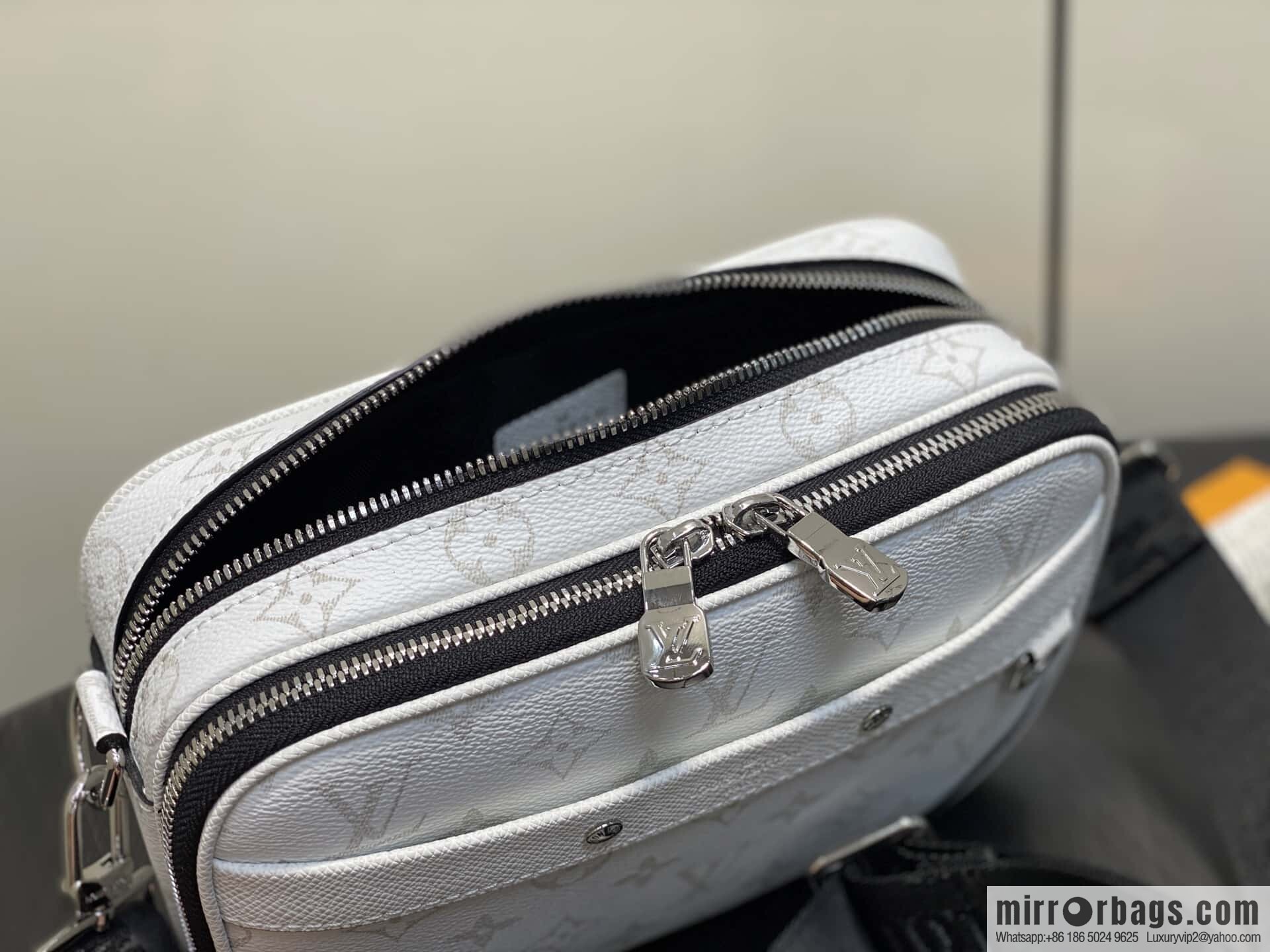 [Boutique‑grade] M31069 white flower, men's bag messenger bag ALPHA messenger bag