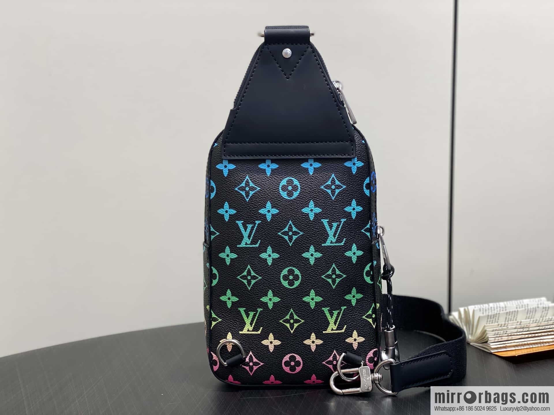 [Premium‑quality] M13963 black gradual change earphones men's bag breast bag Avenue small shoulder bag
