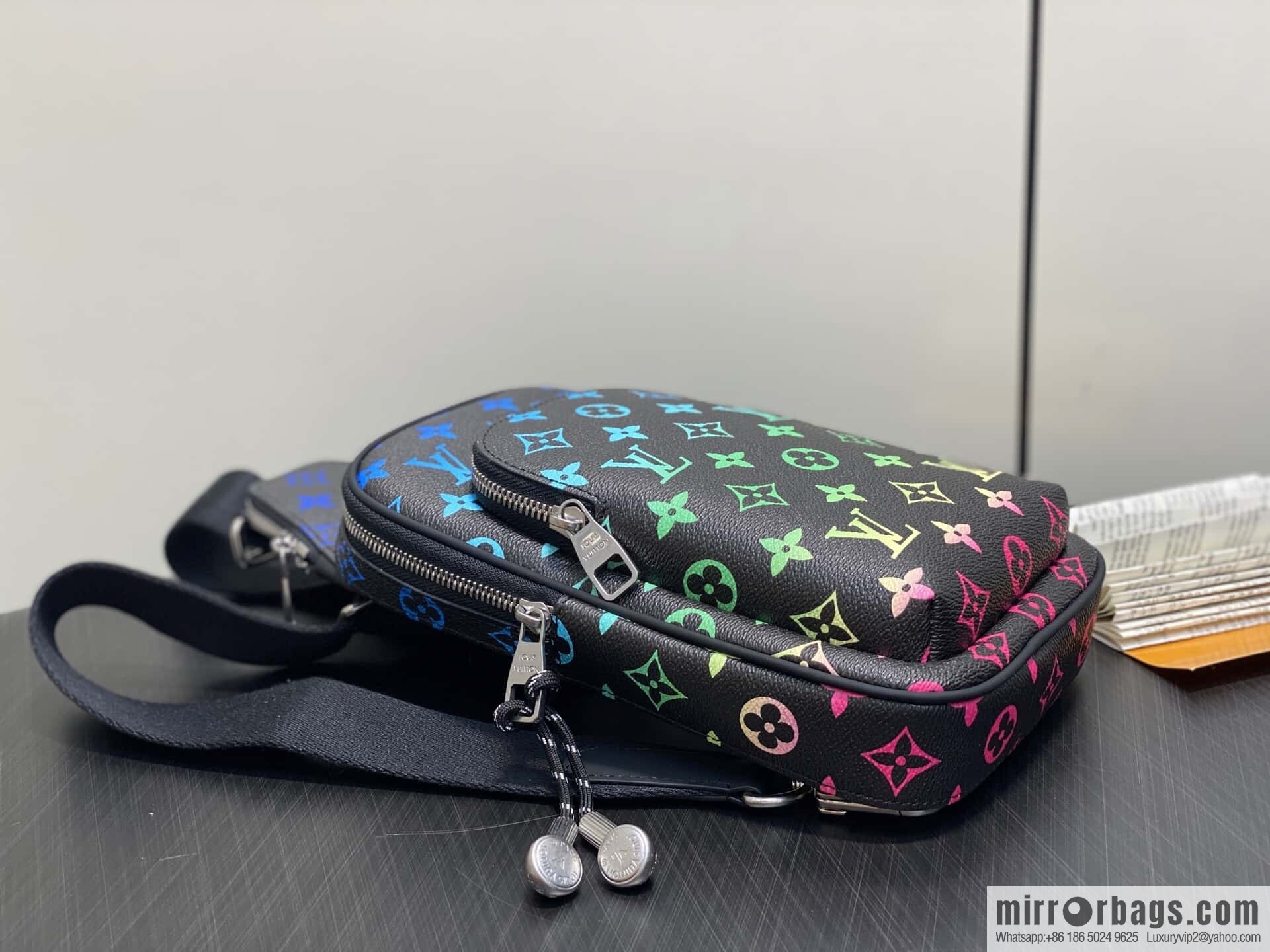 [Premium‑quality] M13963 black gradual change earphones men's bag breast bag Avenue small shoulder bag