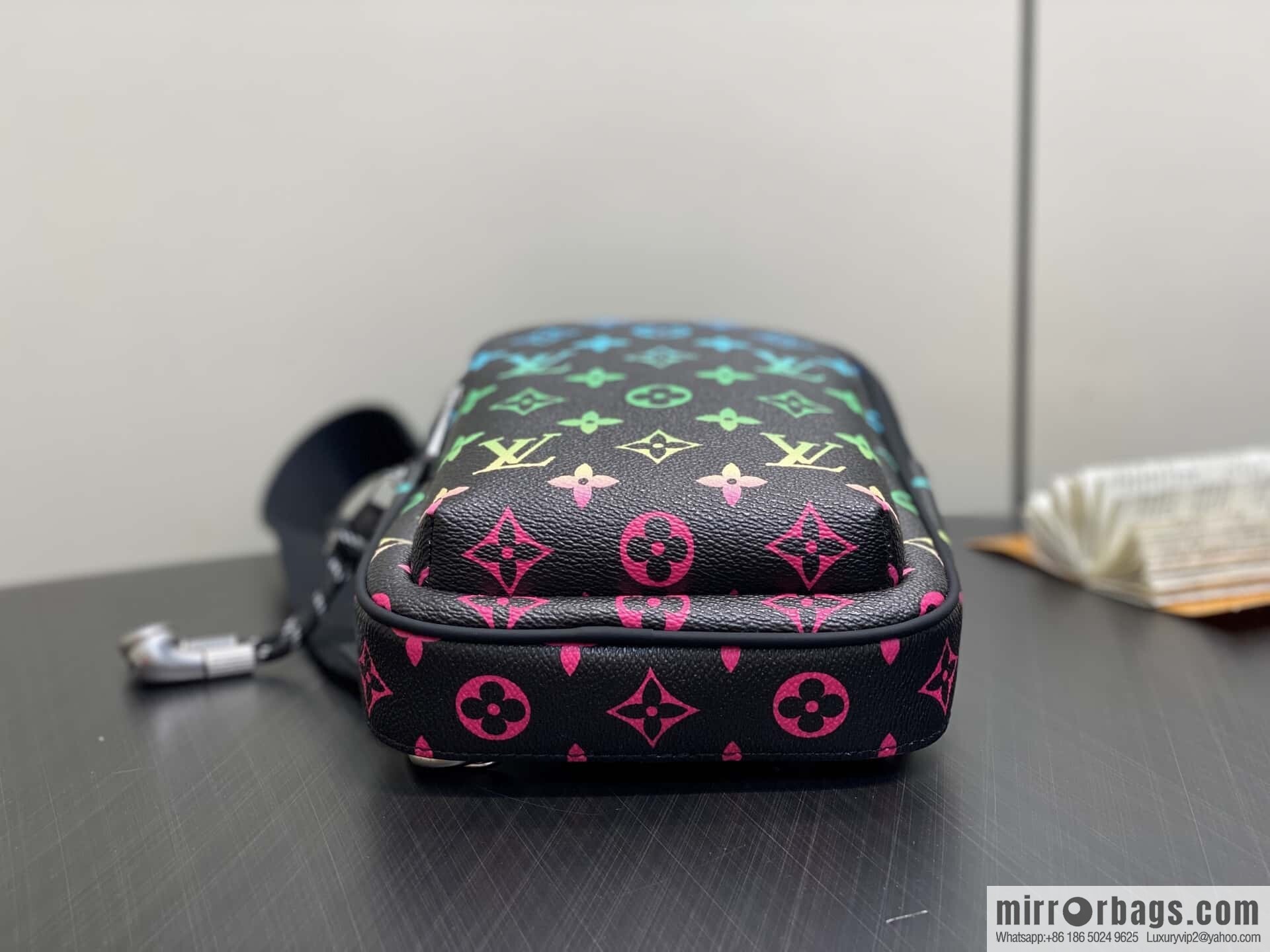 [Premium‑quality] M13963 black gradual change earphones men's bag breast bag Avenue small shoulder bag