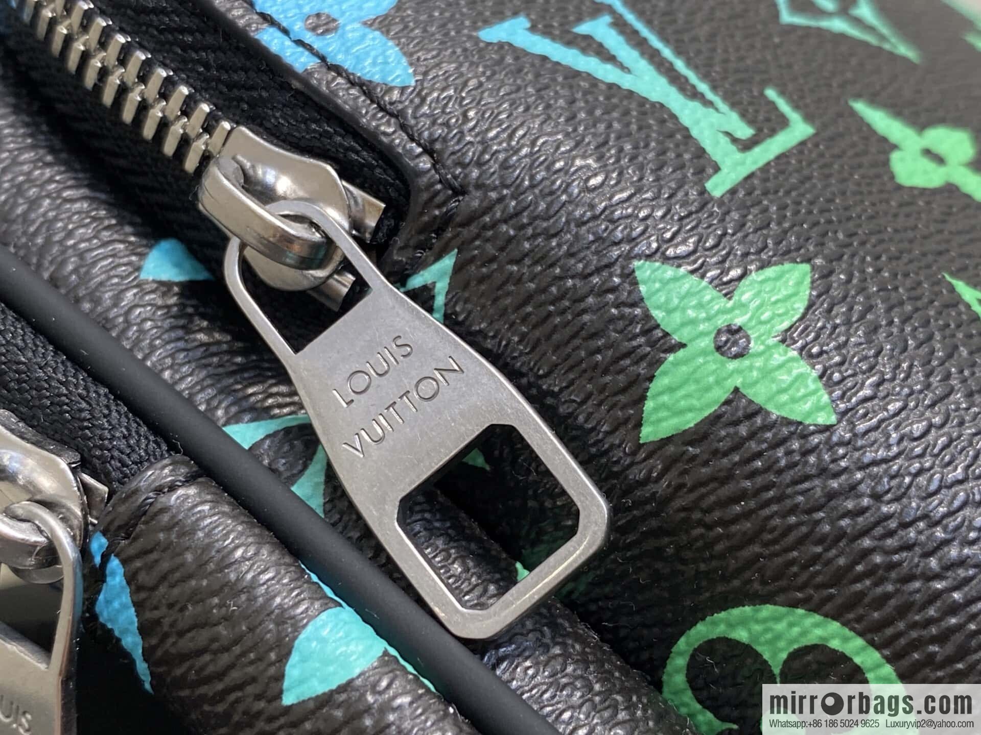[Premium‑quality] M13963 black gradual change earphones men's bag breast bag Avenue small shoulder bag