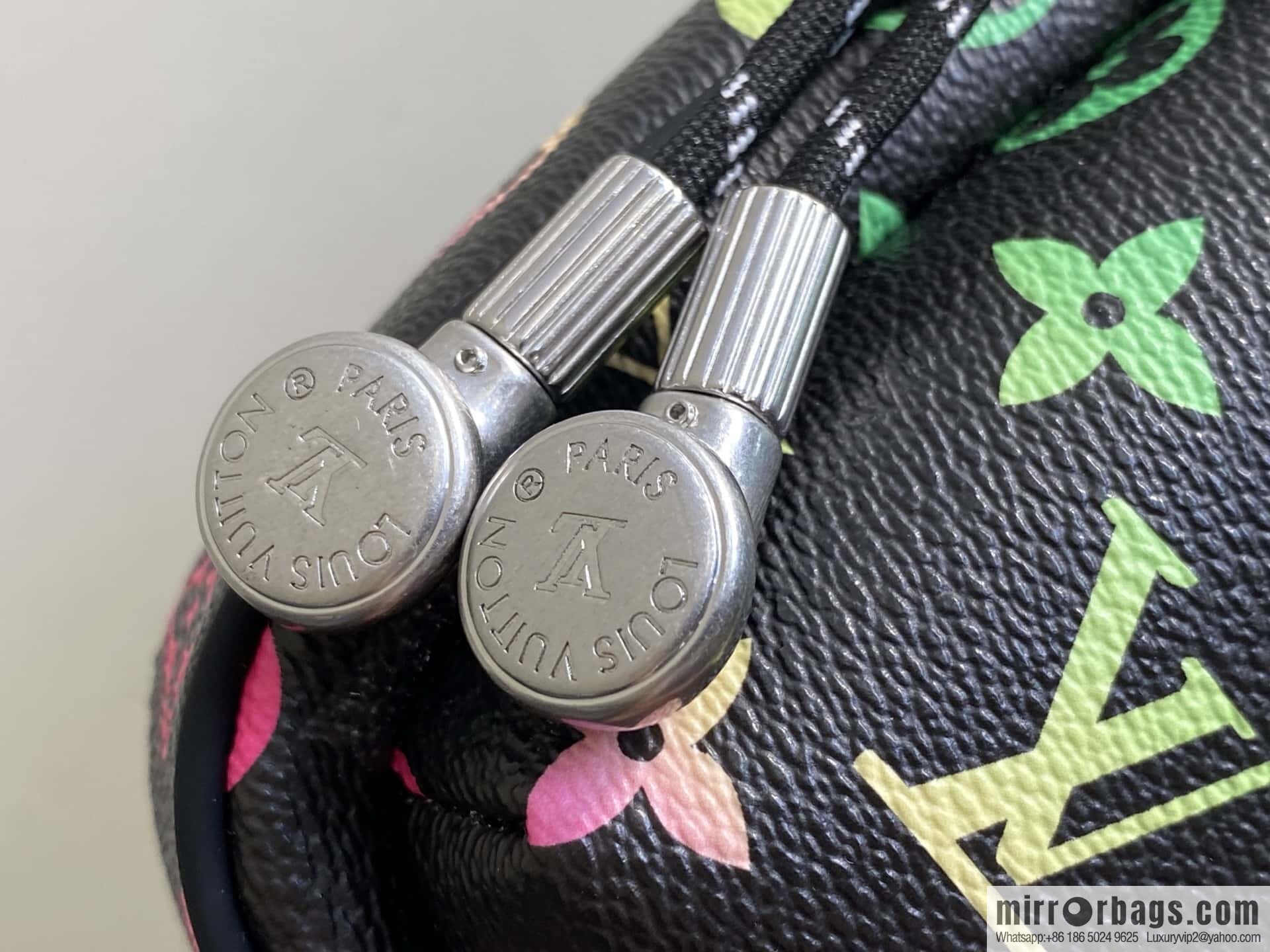 [Premium‑quality] M13963 black gradual change earphones men's bag breast bag Avenue small shoulder bag