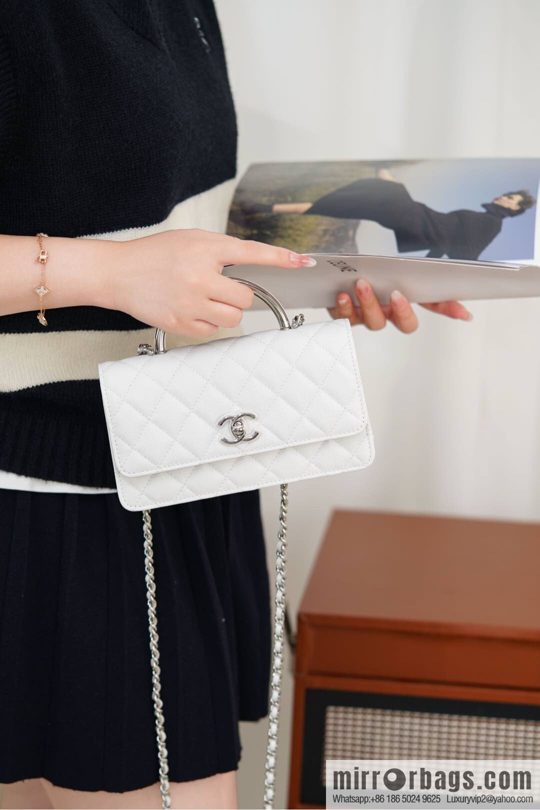 𝐂𝐡𝐚𝐧𝐞𝐥 𝟐𝟓𝐏 Handle Organ Bag, Silver 🤍 Litchi Cow AP3705