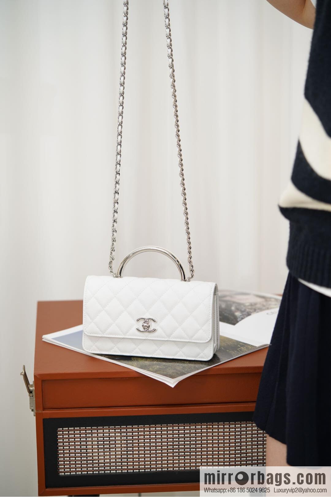 𝐂𝐡𝐚𝐧𝐞𝐥 𝟐𝟓𝐏 Handle Organ Bag, Silver 🤍 Litchi Cow AP3705