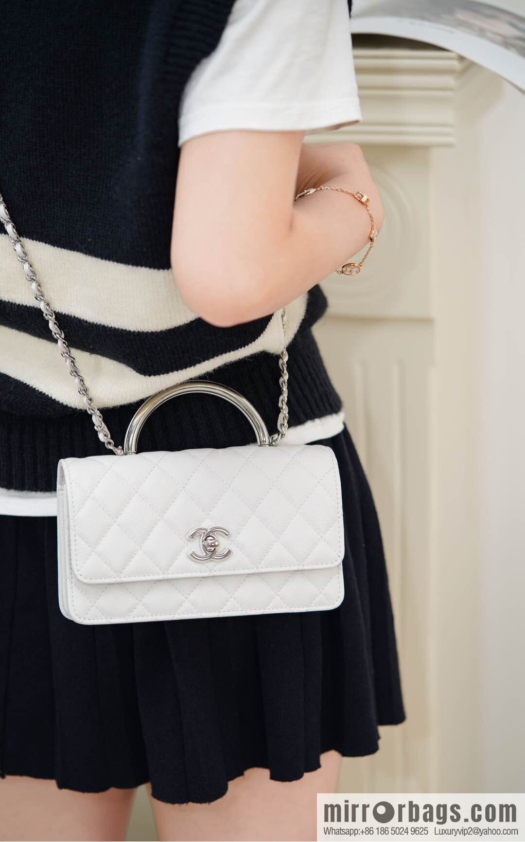 𝐂𝐡𝐚𝐧𝐞𝐥 𝟐𝟓𝐏 Handle Organ Bag, Silver 🤍 Litchi Cow AP3705