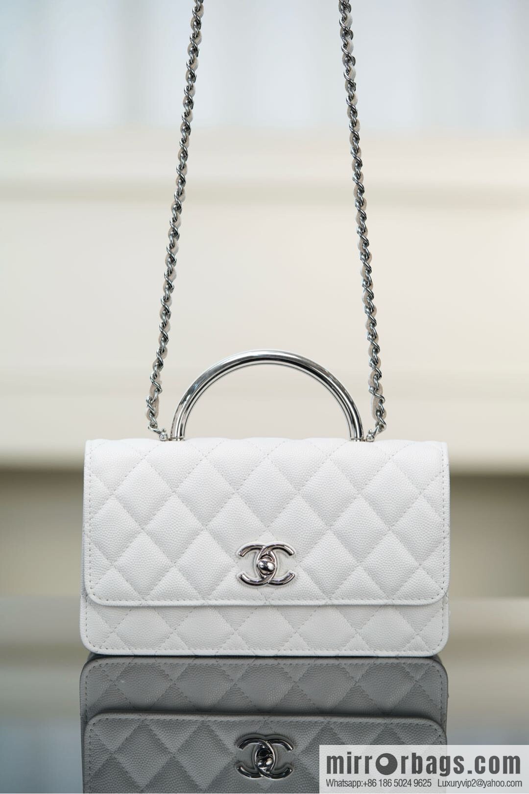 𝐂𝐡𝐚𝐧𝐞𝐥 𝟐𝟓𝐏 Handle Organ Bag, Silver 🤍 Litchi Cow AP3705