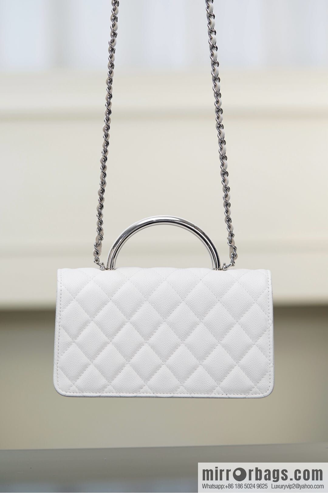 𝐂𝐡𝐚𝐧𝐞𝐥 𝟐𝟓𝐏 Handle Organ Bag, Silver 🤍 Litchi Cow AP3705