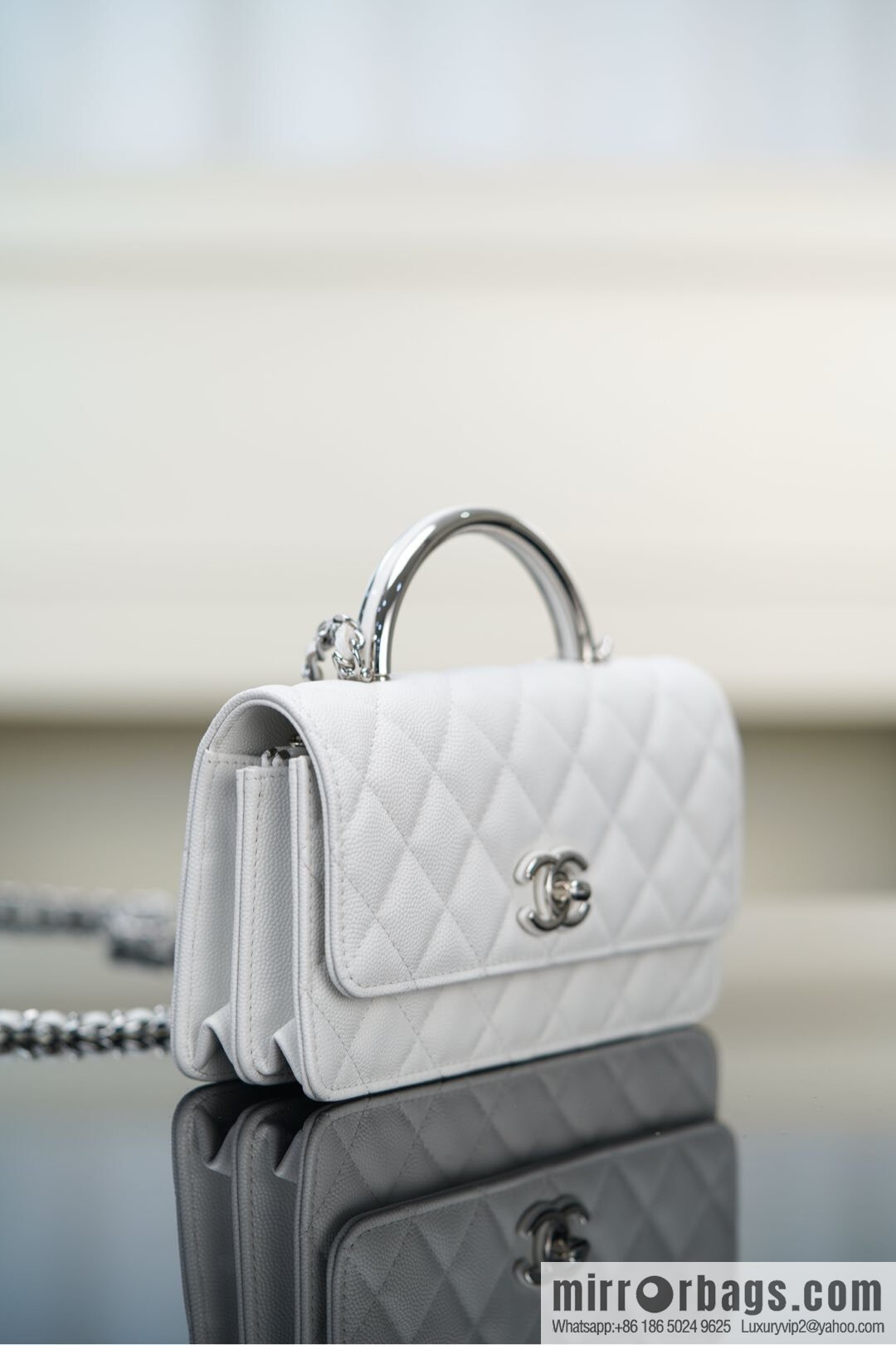 𝐂𝐡𝐚𝐧𝐞𝐥 𝟐𝟓𝐏 Handle Organ Bag, Silver 🤍 Litchi Cow AP3705