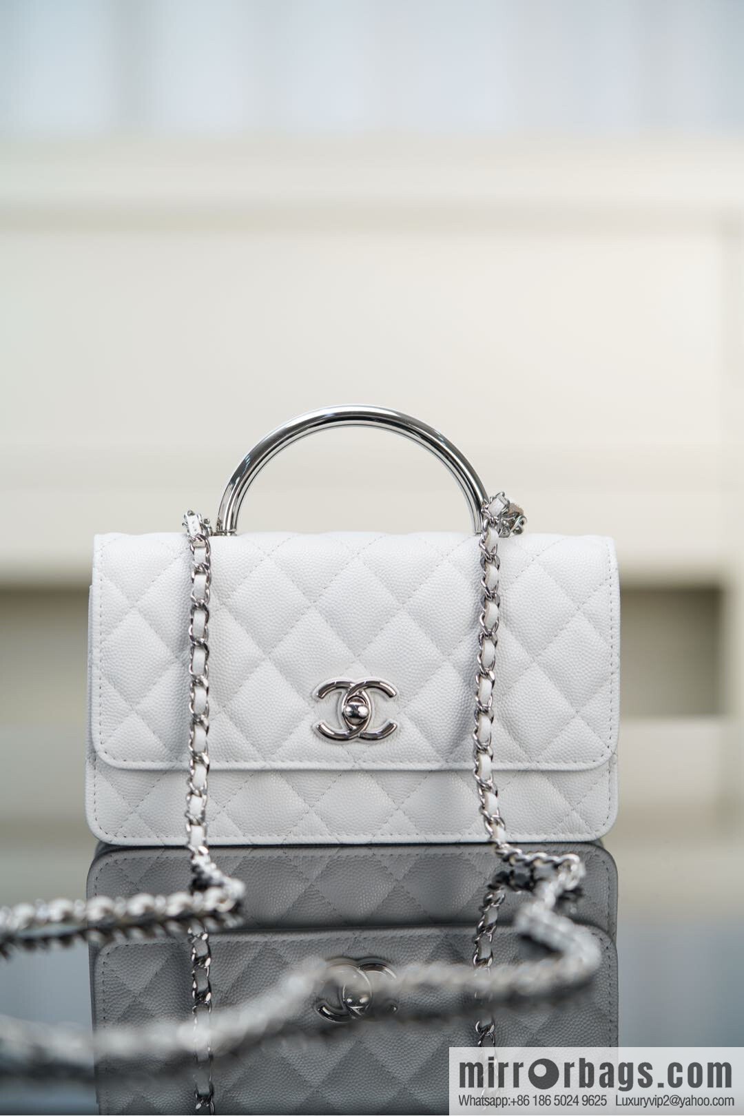 𝐂𝐡𝐚𝐧𝐞𝐥 𝟐𝟓𝐏 Handle Organ Bag, Silver 🤍 Litchi Cow AP3705