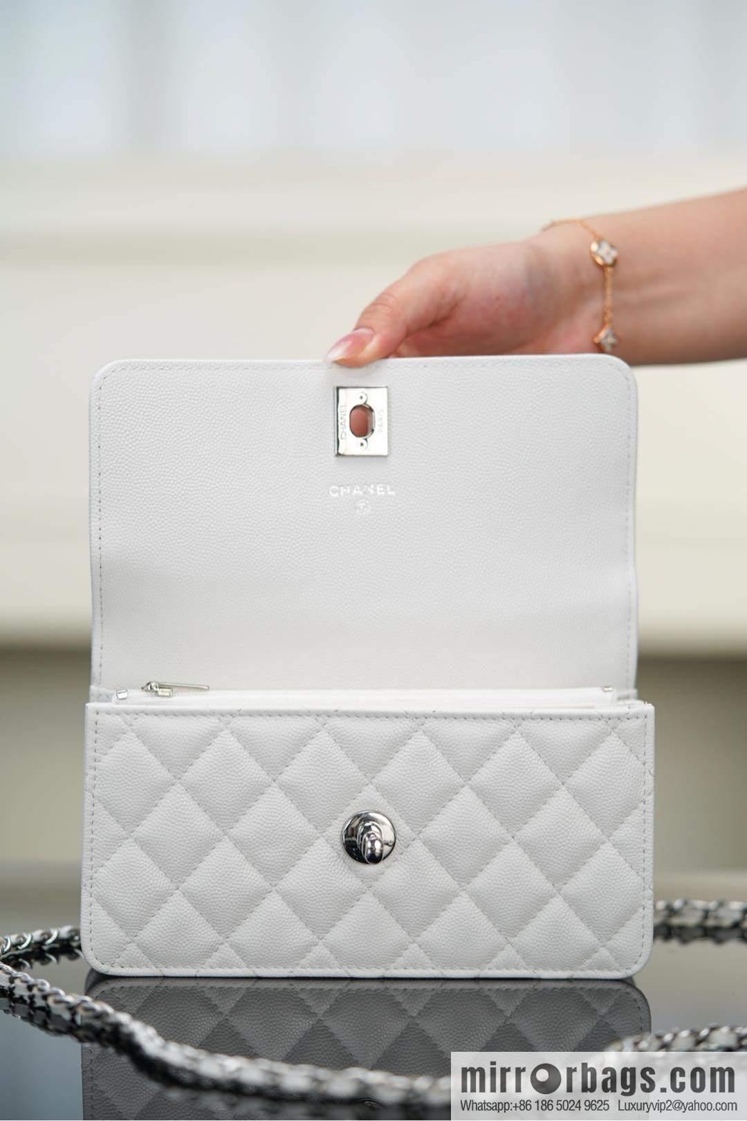 𝐂𝐡𝐚𝐧𝐞𝐥 𝟐𝟓𝐏 Handle Organ Bag, Silver 🤍 Litchi Cow AP3705