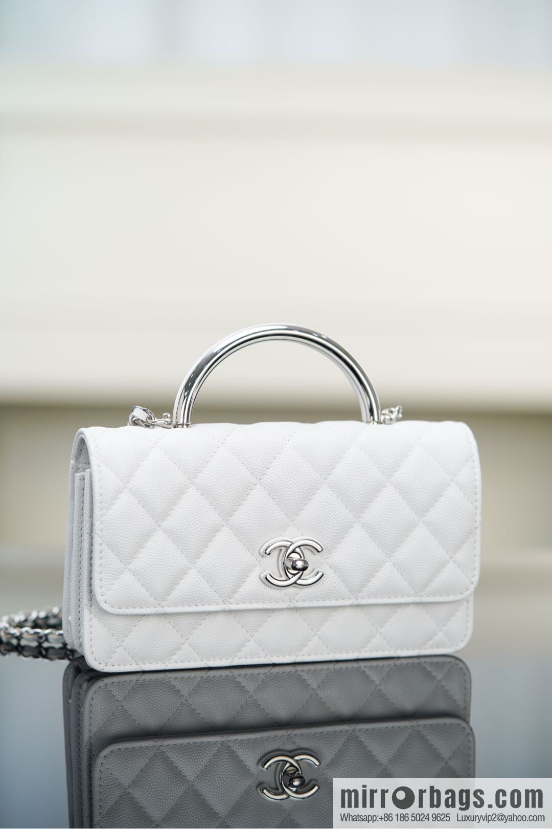 𝐂𝐡𝐚𝐧𝐞𝐥 𝟐𝟓𝐏 Handle Organ Bag, Silver 🤍 Litchi Cow AP3705