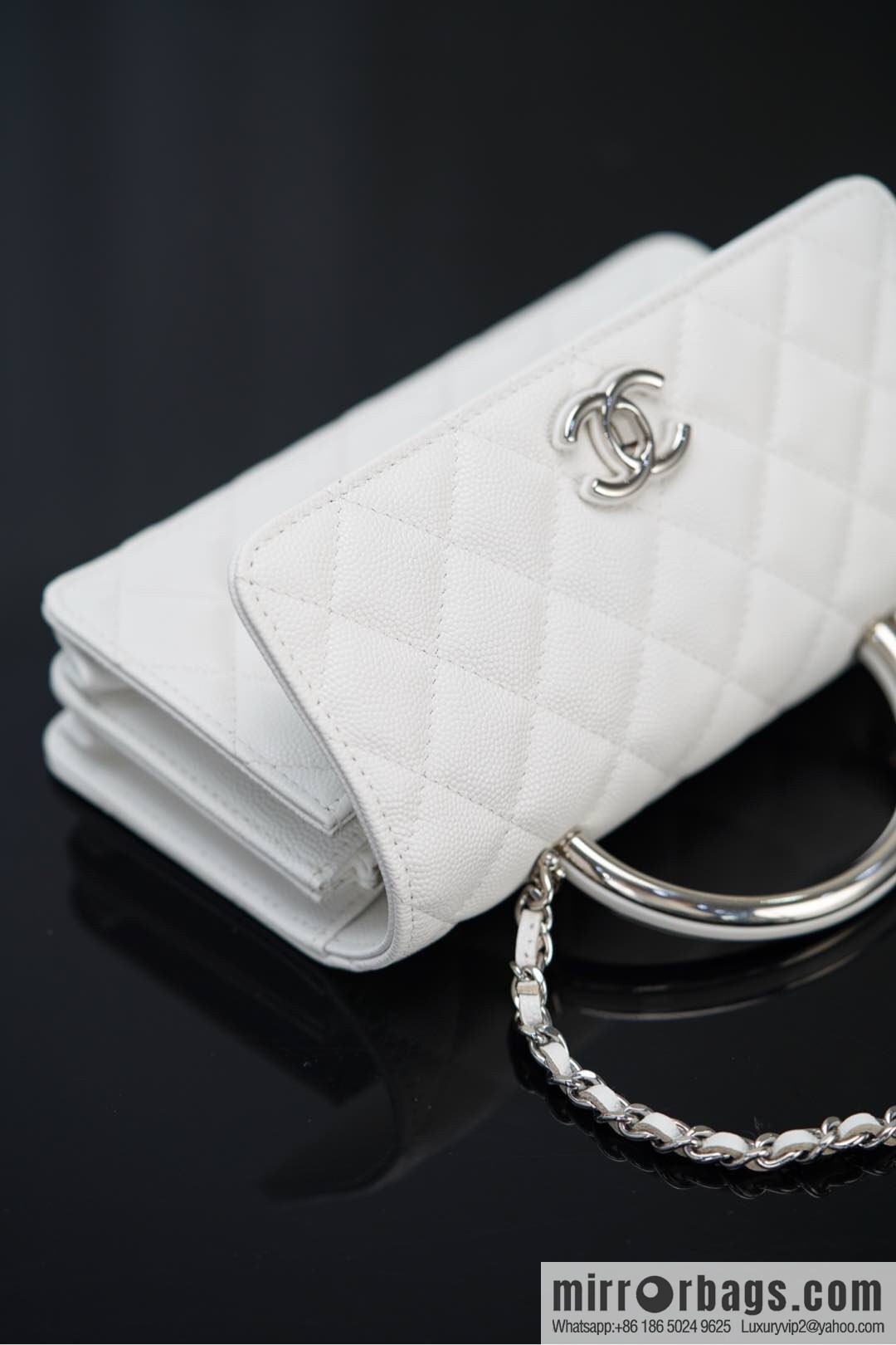 𝐂𝐡𝐚𝐧𝐞𝐥 𝟐𝟓𝐏 Handle Organ Bag, Silver 🤍 Litchi Cow AP3705