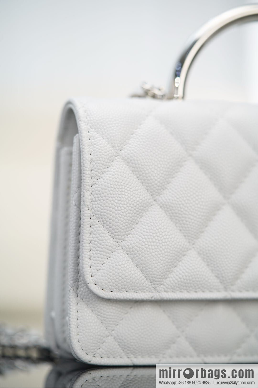 𝐂𝐡𝐚𝐧𝐞𝐥 𝟐𝟓𝐏 Handle Organ Bag, Silver 🤍 Litchi Cow AP3705