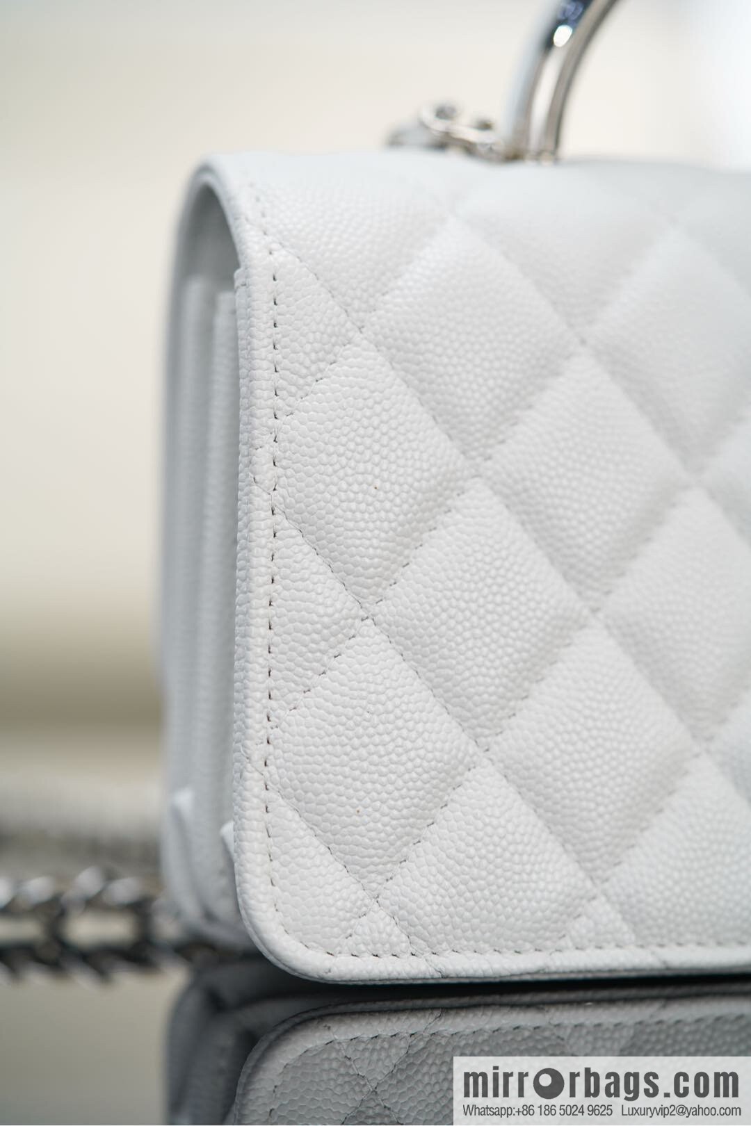 𝐂𝐡𝐚𝐧𝐞𝐥 𝟐𝟓𝐏 Handle Organ Bag, Silver 🤍 Litchi Cow AP3705