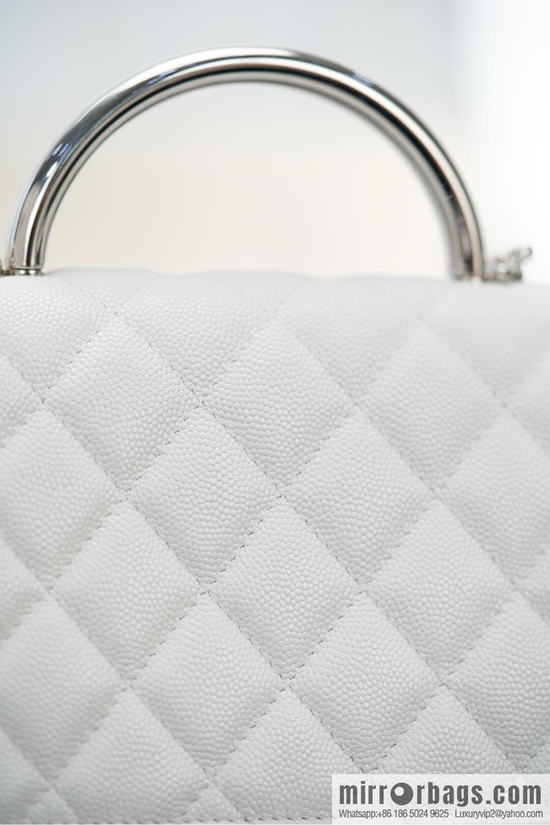 𝐂𝐡𝐚𝐧𝐞𝐥 𝟐𝟓𝐏 Handle Organ Bag, Silver 🤍 Litchi Cow AP3705