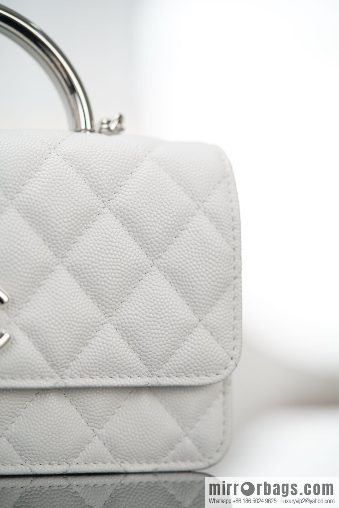 𝐂𝐡𝐚𝐧𝐞𝐥 𝟐𝟓𝐏 Handle Organ Bag, Silver 🤍 Litchi Cow AP3705