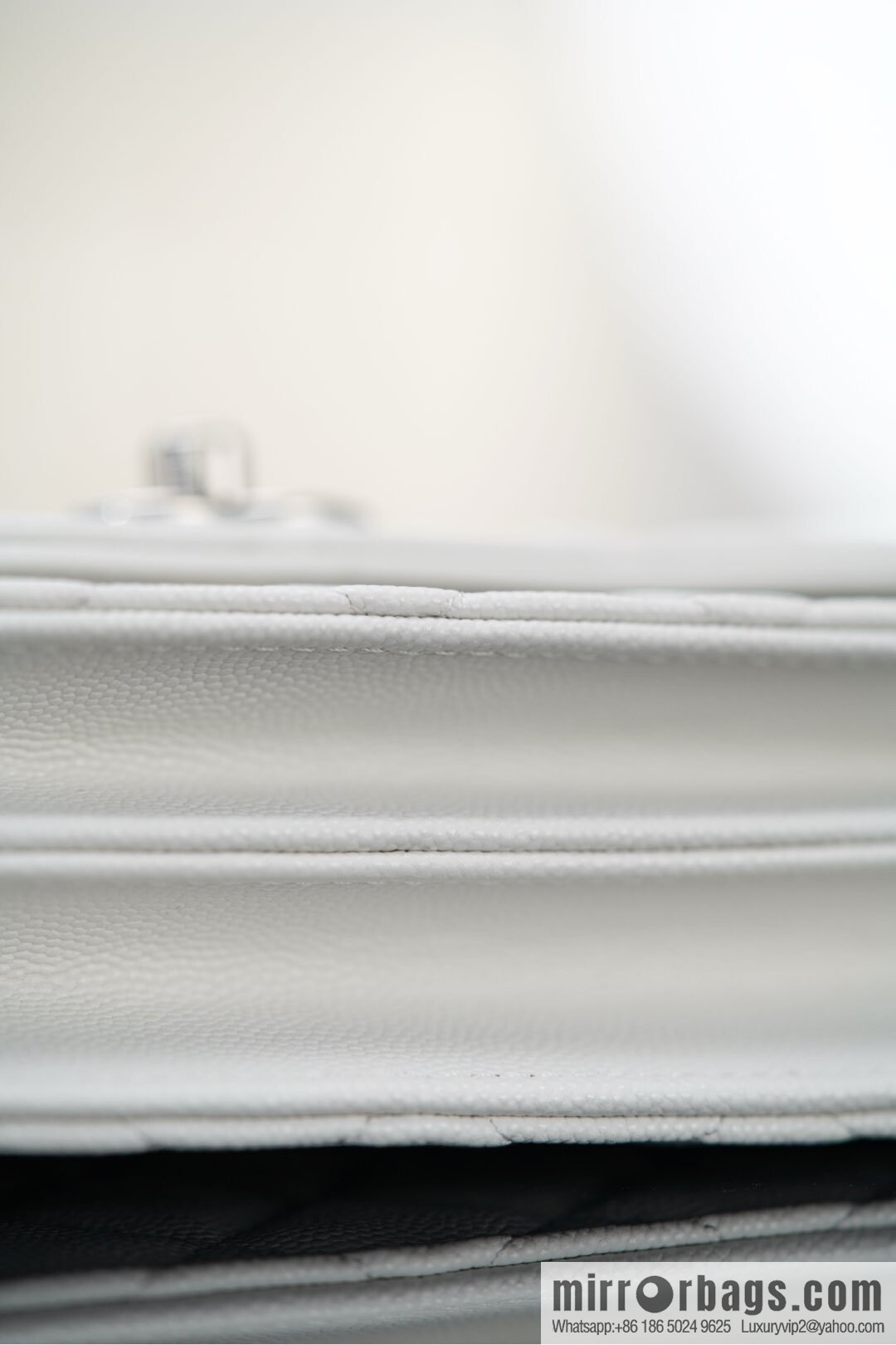 𝐂𝐡𝐚𝐧𝐞𝐥 𝟐𝟓𝐏 Handle Organ Bag, Silver 🤍 Litchi Cow AP3705