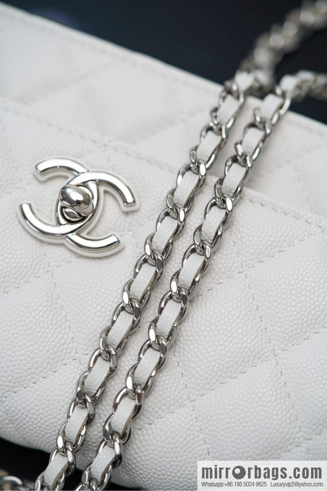 𝐂𝐡𝐚𝐧𝐞𝐥 𝟐𝟓𝐏 Handle Organ Bag, Silver 🤍 Litchi Cow AP3705