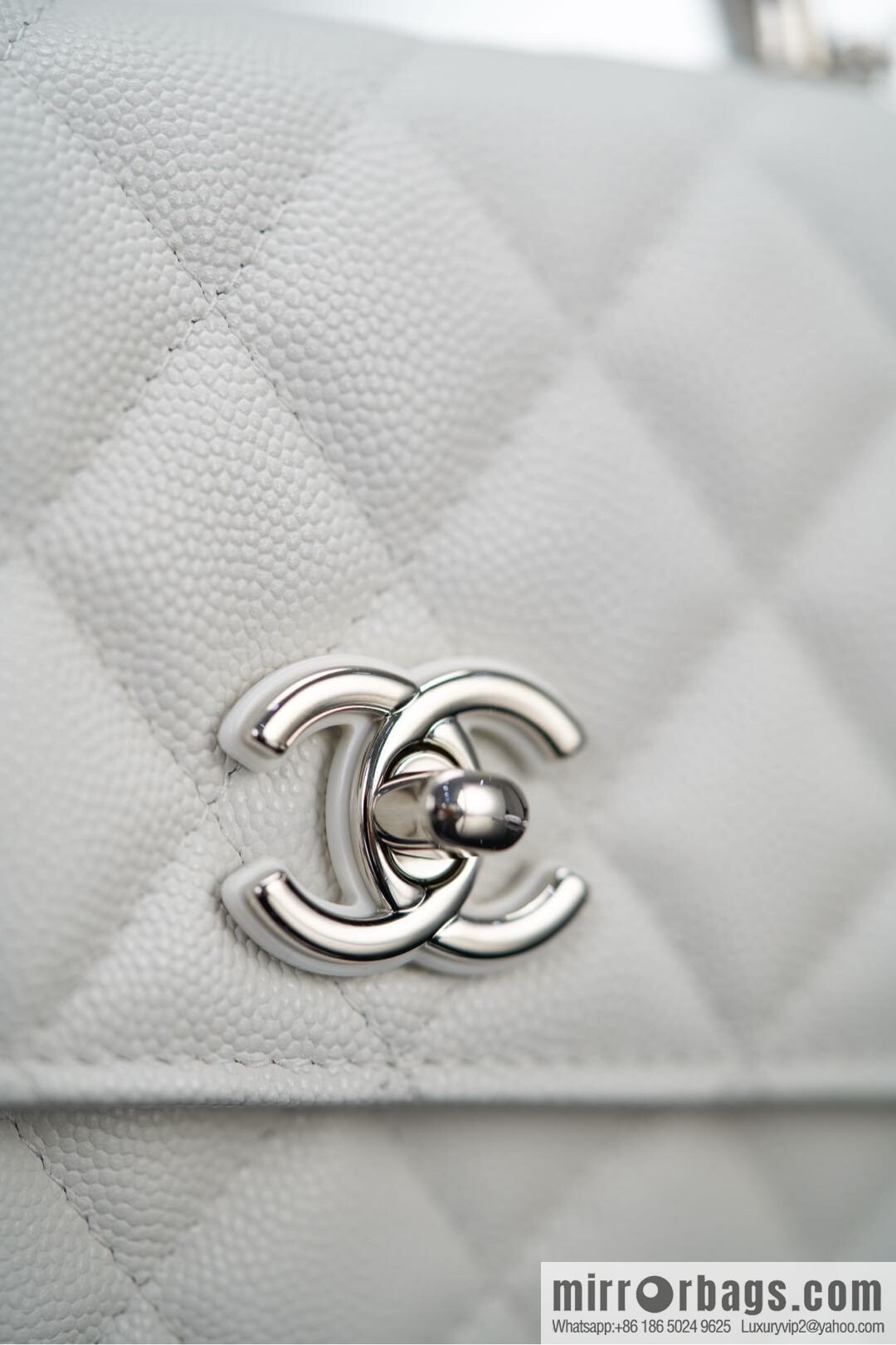 𝐂𝐡𝐚𝐧𝐞𝐥 𝟐𝟓𝐏 Handle Organ Bag, Silver 🤍 Litchi Cow AP3705