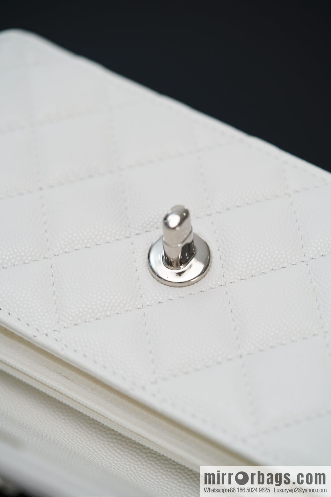 𝐂𝐡𝐚𝐧𝐞𝐥 𝟐𝟓𝐏 Handle Organ Bag, Silver 🤍 Litchi Cow AP3705
