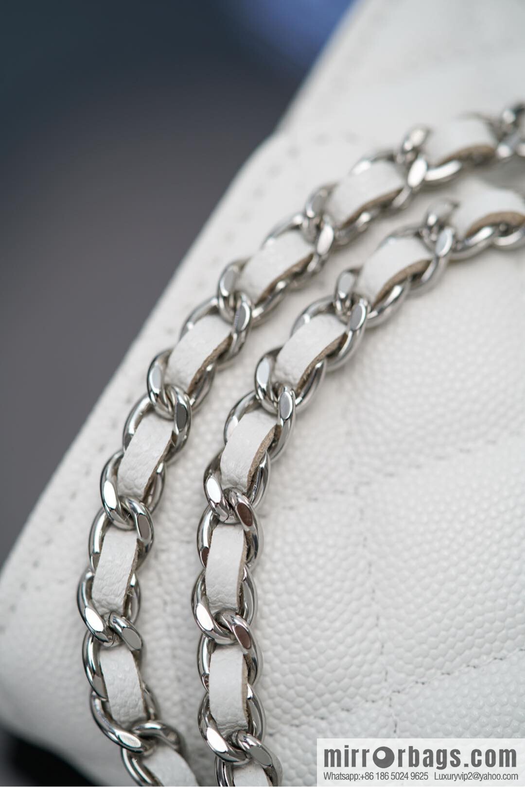 𝐂𝐡𝐚𝐧𝐞𝐥 𝟐𝟓𝐏 Handle Organ Bag, Silver 🤍 Litchi Cow AP3705