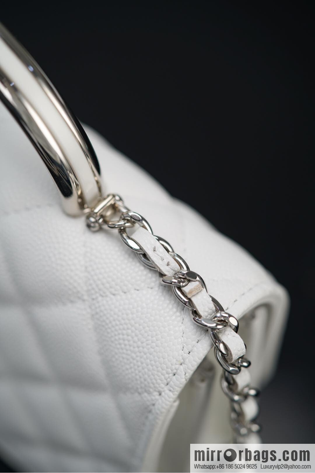 𝐂𝐡𝐚𝐧𝐞𝐥 𝟐𝟓𝐏 Handle Organ Bag, Silver 🤍 Litchi Cow AP3705