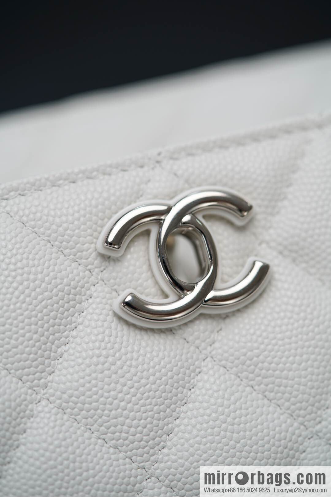 𝐂𝐡𝐚𝐧𝐞𝐥 𝟐𝟓𝐏 Handle Organ Bag, Silver 🤍 Litchi Cow AP3705