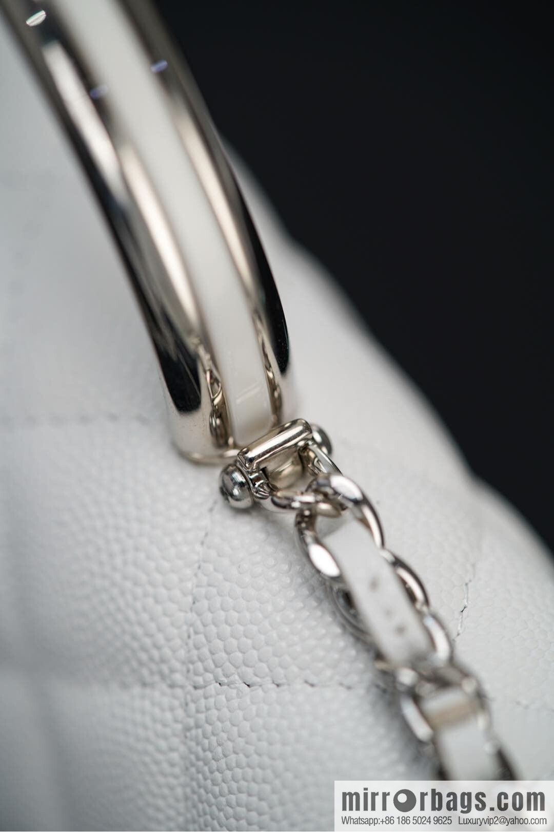 𝐂𝐡𝐚𝐧𝐞𝐥 𝟐𝟓𝐏 Handle Organ Bag, Silver 🤍 Litchi Cow AP3705