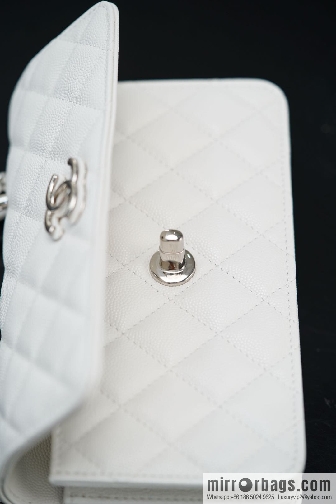 𝐂𝐡𝐚𝐧𝐞𝐥 𝟐𝟓𝐏 Handle Organ Bag, Silver 🤍 Litchi Cow AP3705