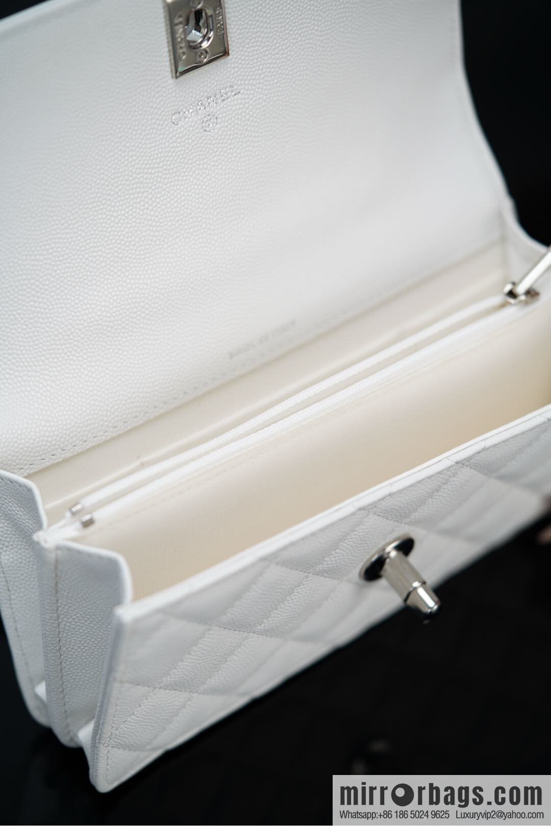 𝐂𝐡𝐚𝐧𝐞𝐥 𝟐𝟓𝐏 Handle Organ Bag, Silver 🤍 Litchi Cow AP3705