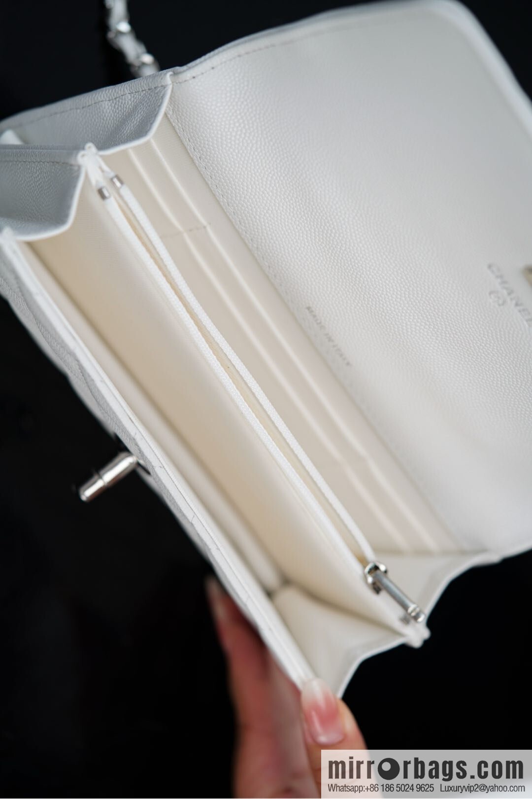 𝐂𝐡𝐚𝐧𝐞𝐥 𝟐𝟓𝐏 Handle Organ Bag, Silver 🤍 Litchi Cow AP3705