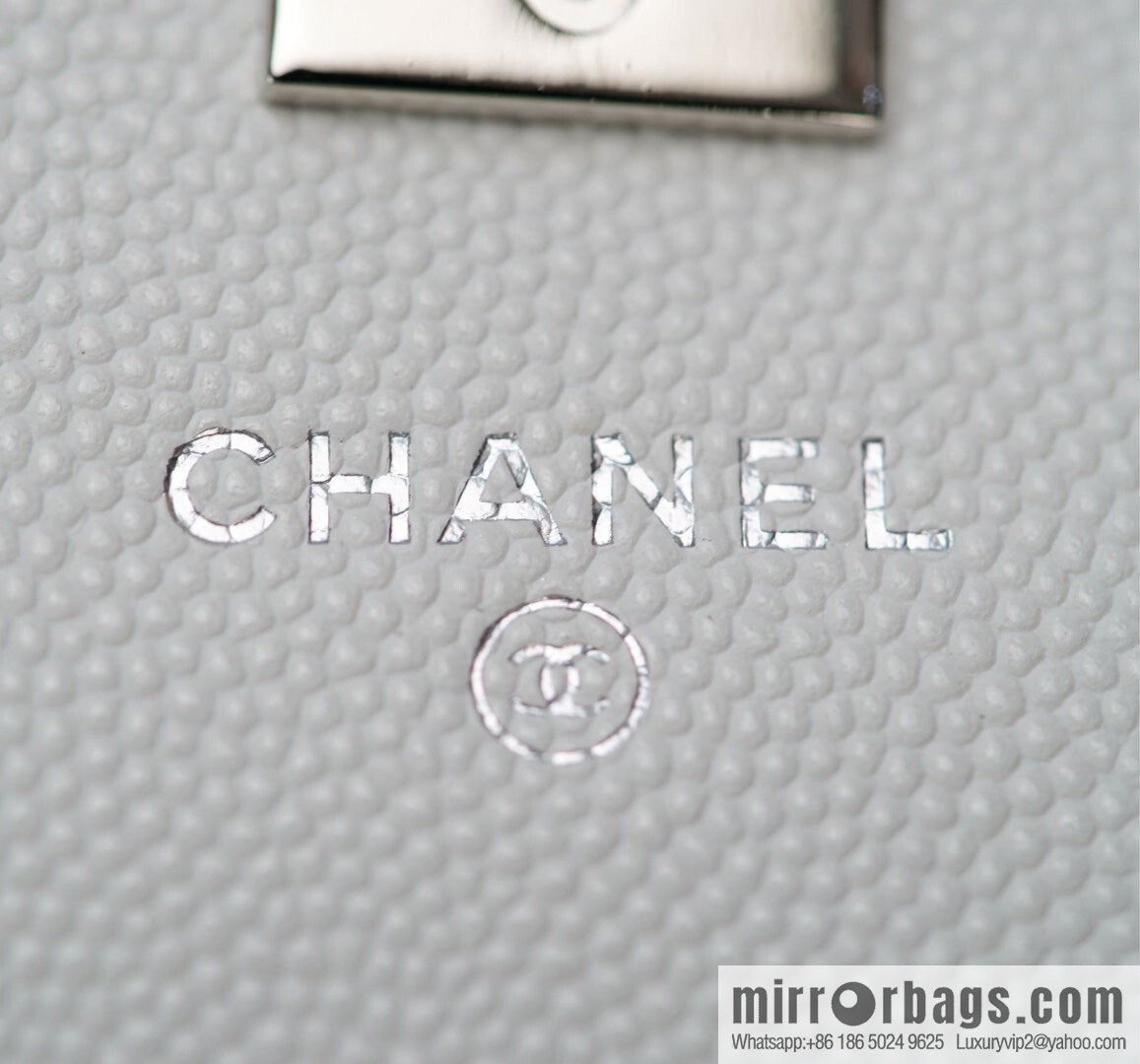 𝐂𝐡𝐚𝐧𝐞𝐥 𝟐𝟓𝐏 Handle Organ Bag, Silver 🤍 Litchi Cow AP3705