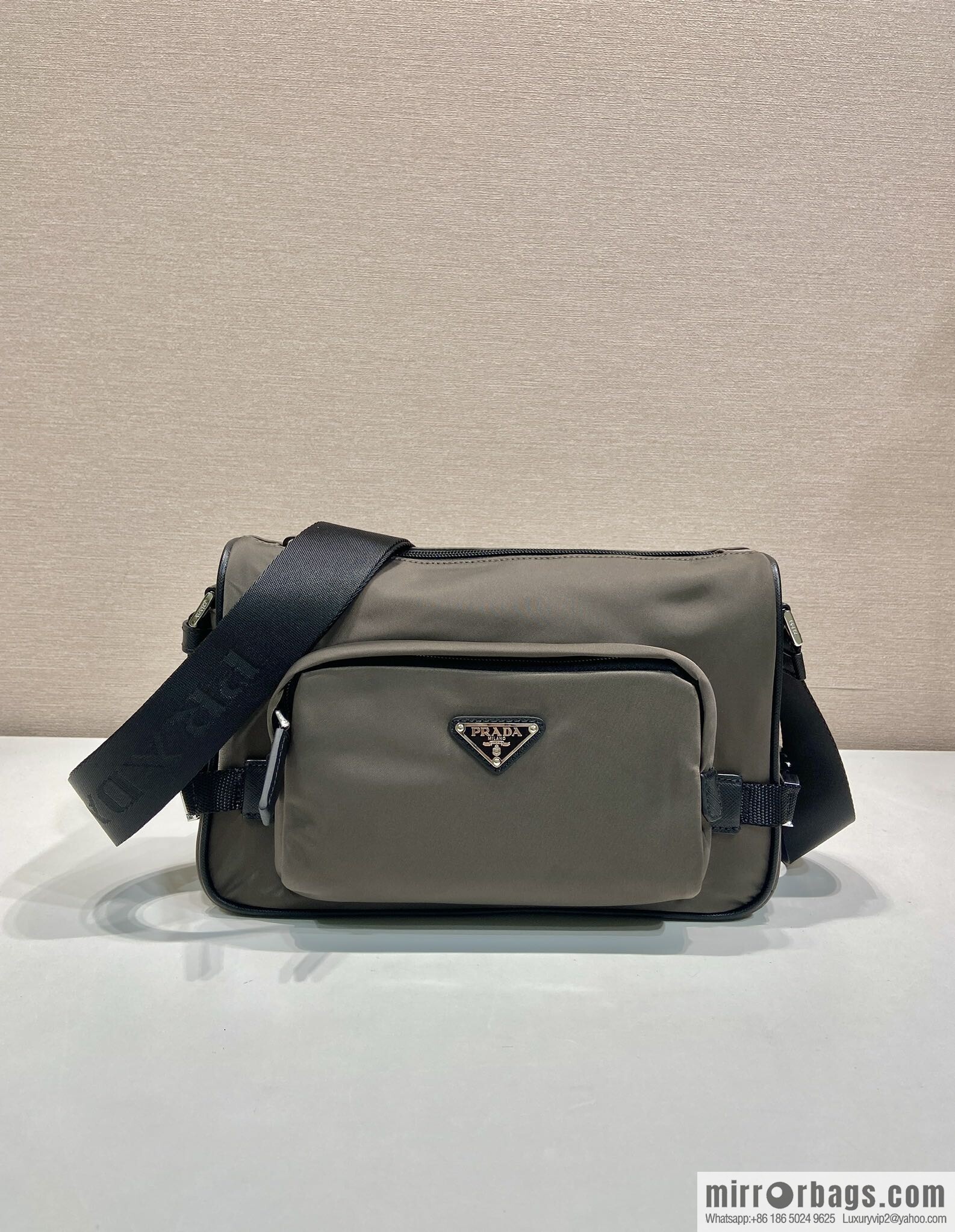 PRADA 🎉 new messenger bag 🎉🎉 2VH192 small 🎉🎉 grey