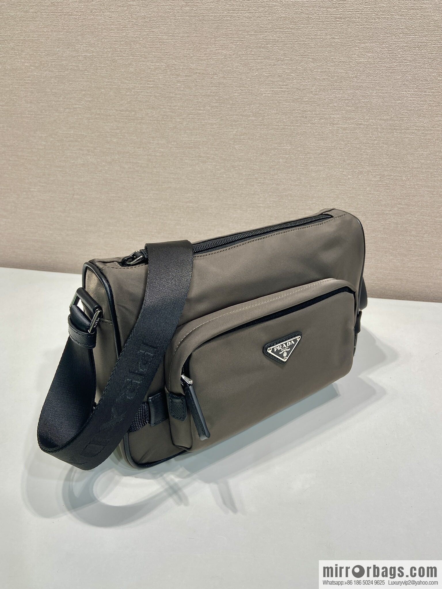 PRADA 🎉 new messenger bag 🎉🎉 2VH192 small 🎉🎉 grey