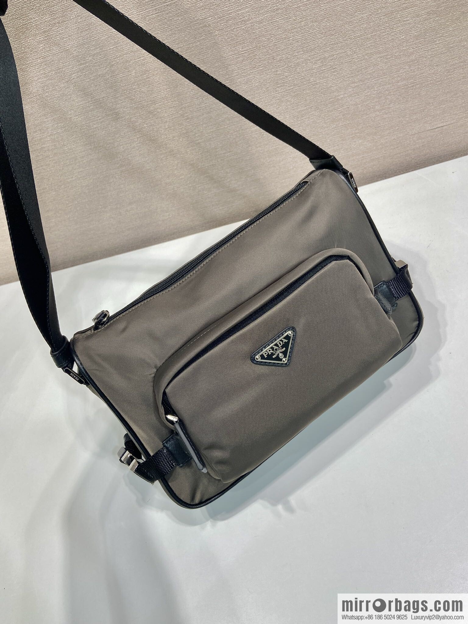 PRADA 🎉 new messenger bag 🎉🎉 2VH192 small 🎉🎉 grey