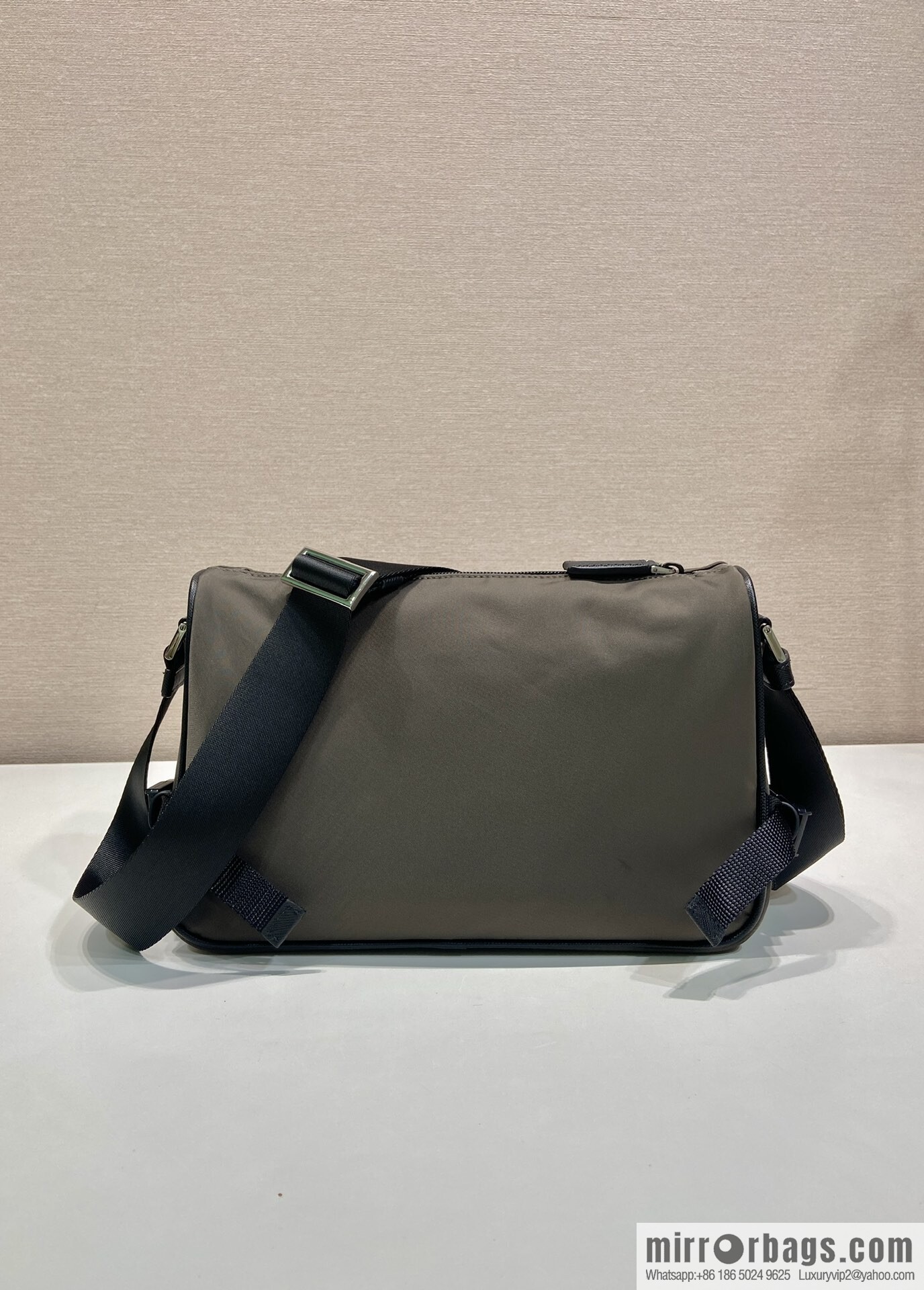 PRADA 🎉 new messenger bag 🎉🎉 2VH192 small 🎉🎉 grey