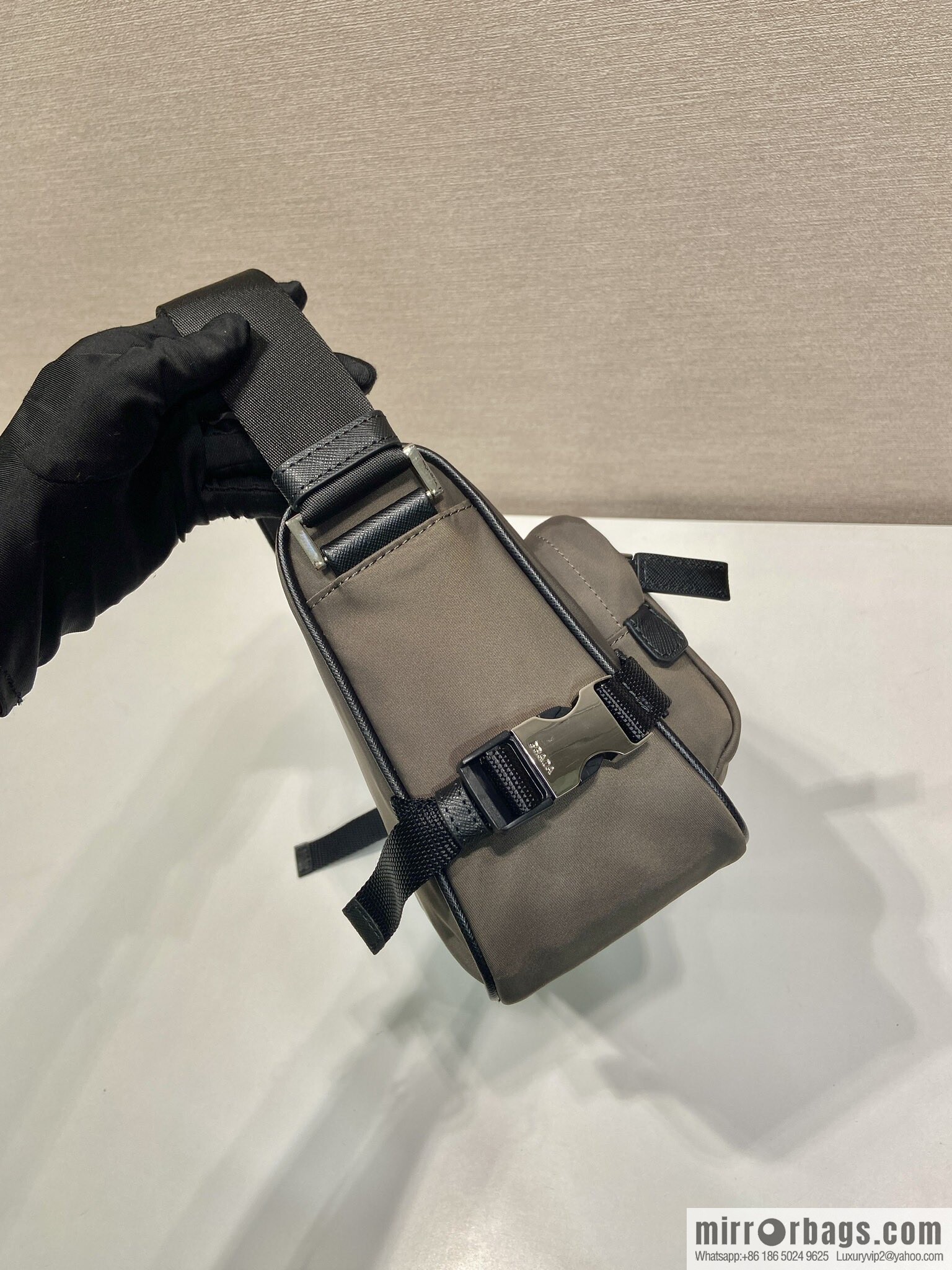 PRADA 🎉 new messenger bag 🎉🎉 2VH192 small 🎉🎉 grey
