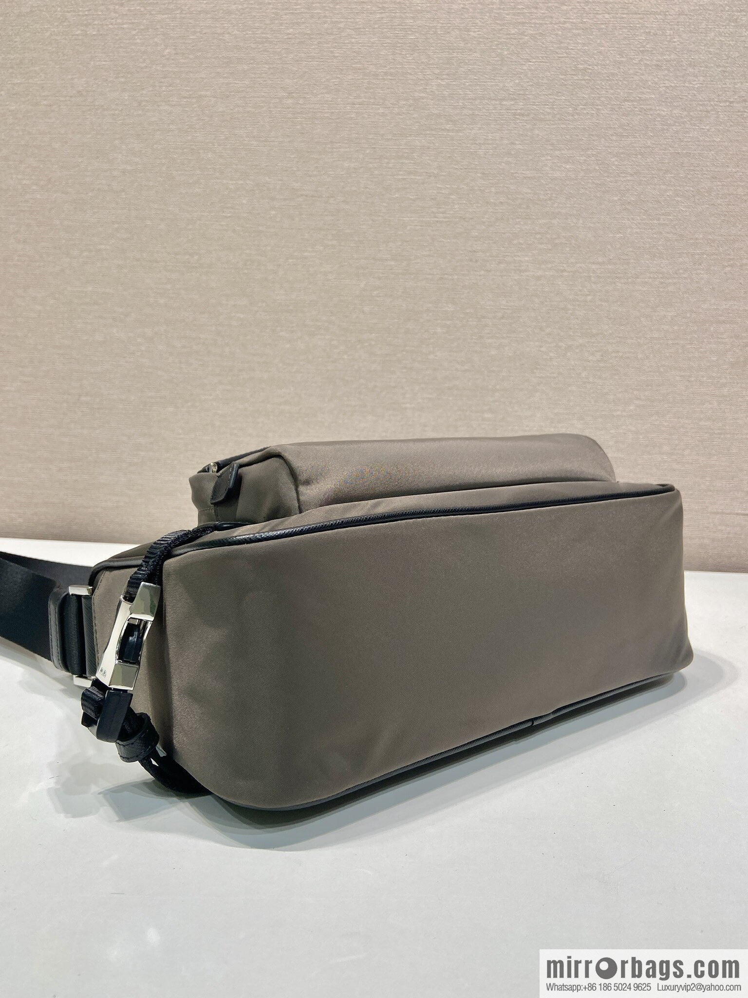PRADA 🎉 new messenger bag 🎉🎉 2VH192 small 🎉🎉 grey