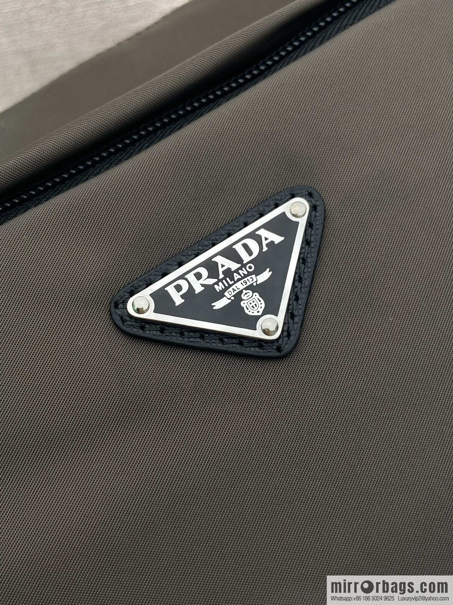 PRADA 🎉 new messenger bag 🎉🎉 2VH192 small 🎉🎉 grey