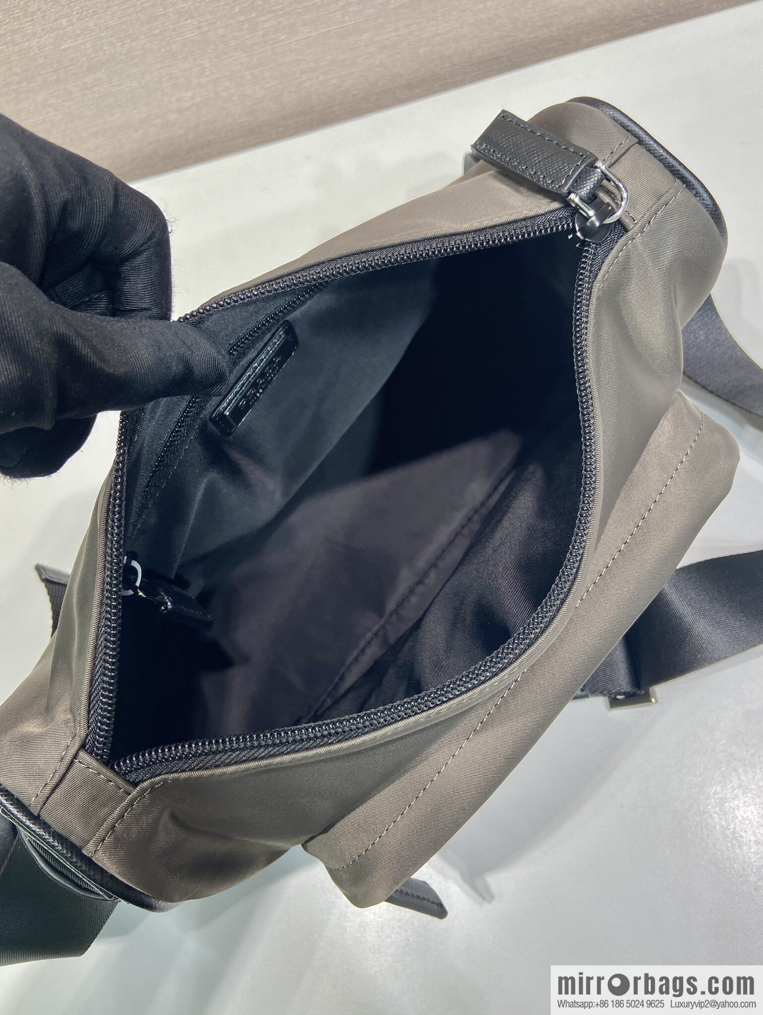 PRADA 🎉 new messenger bag 🎉🎉 2VH192 small 🎉🎉 grey