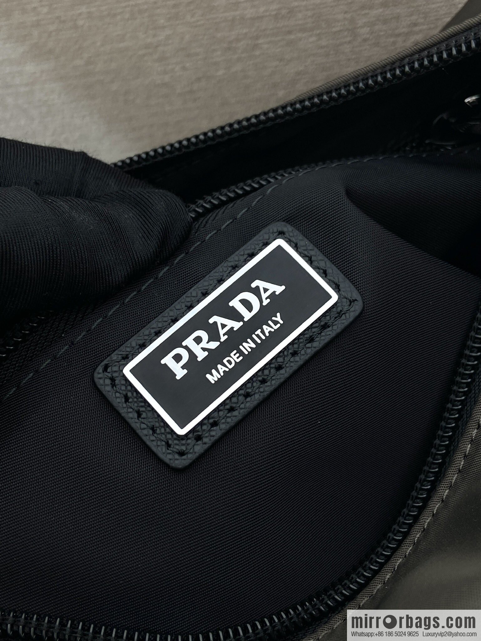 PRADA 🎉 new messenger bag 🎉🎉 2VH192 small 🎉🎉 grey