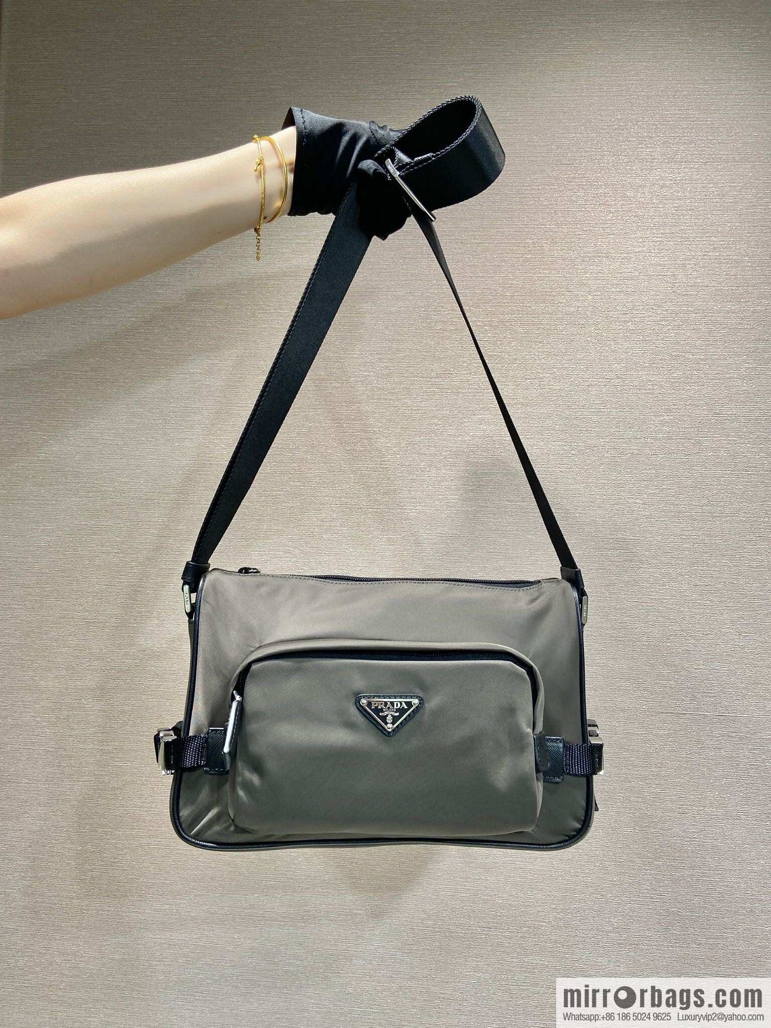 PRADA 🎉 new messenger bag 🎉🎉 2VH192 small 🎉🎉 grey